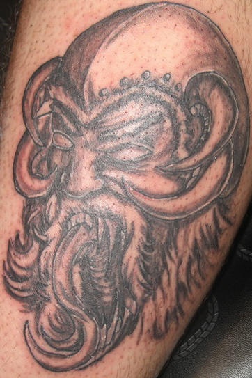 Tatuaje viking furioso con cuatro cuernos en el casco