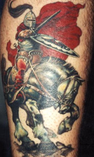 Tatuaje en negro y rojo el viking mantando al caballo en la capa roja