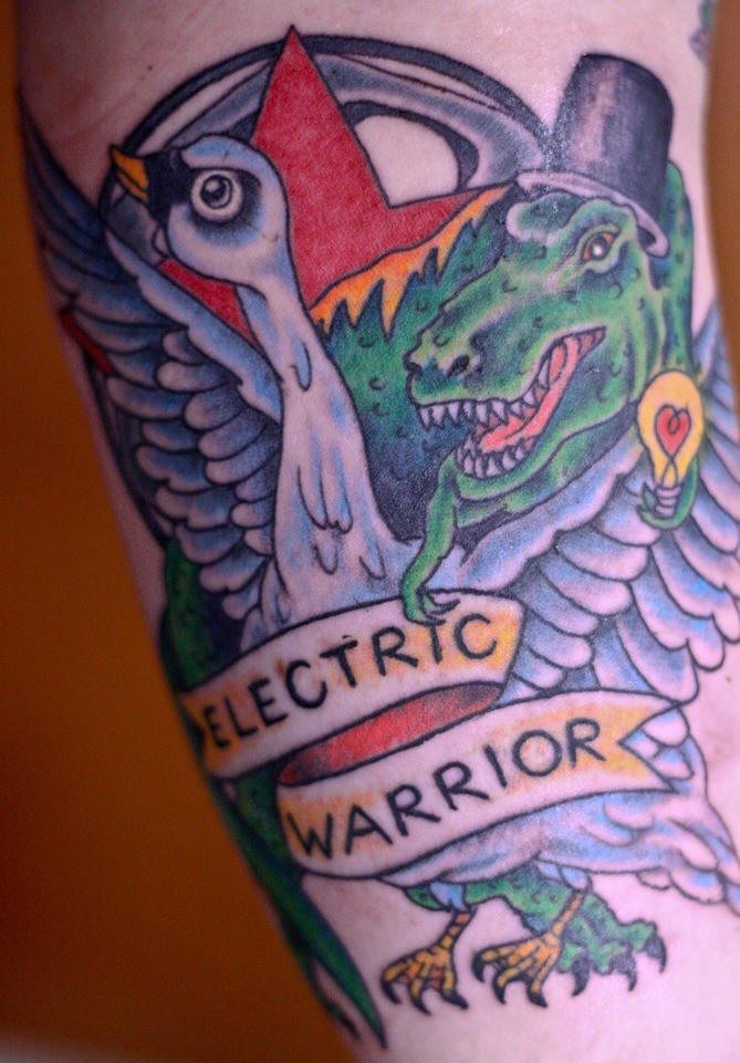 Tatuaje en color ganso con cocodrilo e inscripción &quotelectric warrior"