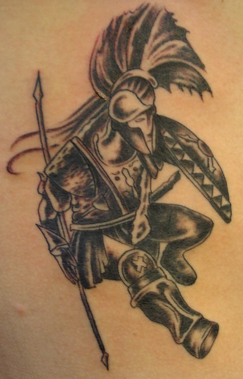Krieger in Rüstung mit doppelseitigem Speer Tattoo