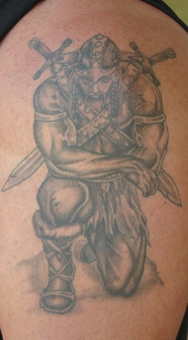 Tatuaje del guerrero decepcionado inclinado en una rodilla en el hombro