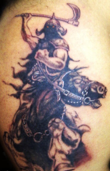 Tatuaje el guerreo furioso a caballo con hacha en las manos en tinta oscura