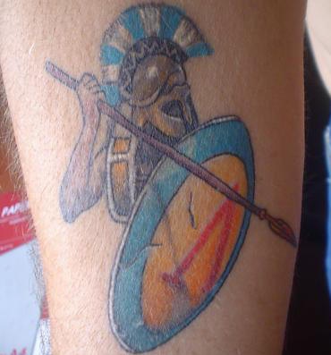 Farbiger Krieger mit  rundem Schild und Speer Tattoo