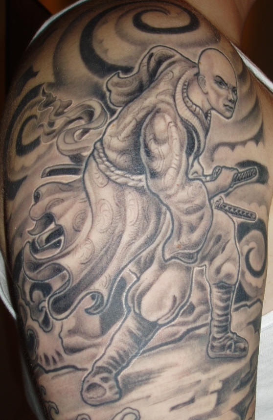 Großes Schulter Tattoo mit kahlköpfigem Krieger