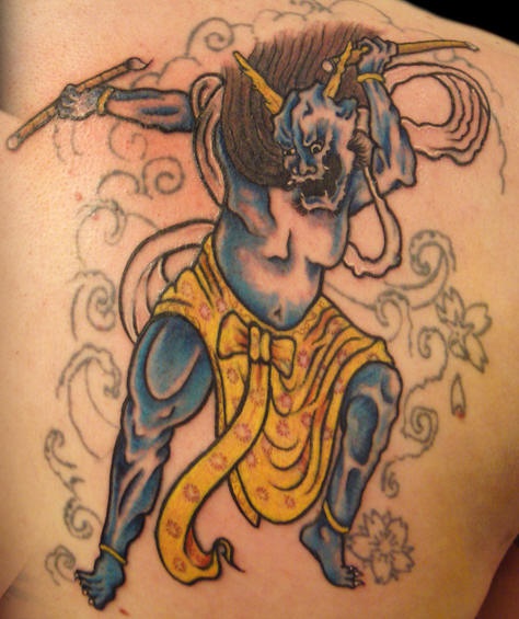 Krieger Tattoo mit fettem blauem Dämon