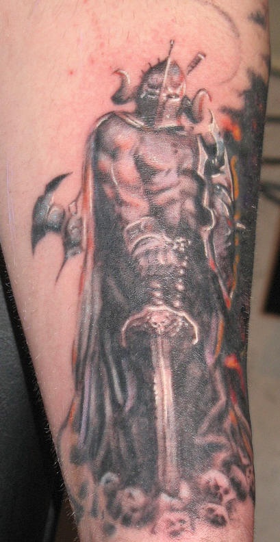 Tatuaje oscuro guerrero con la espada en la mano y las calaveras cerca de sus pies