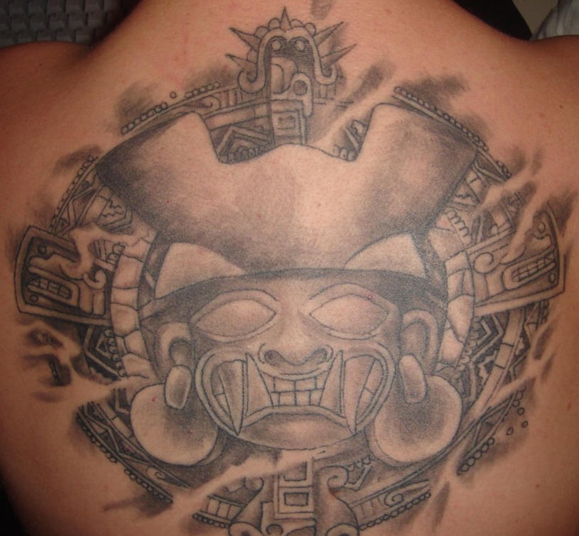 Tatuaje en tinta negra cabeza del guerrero en la espalda