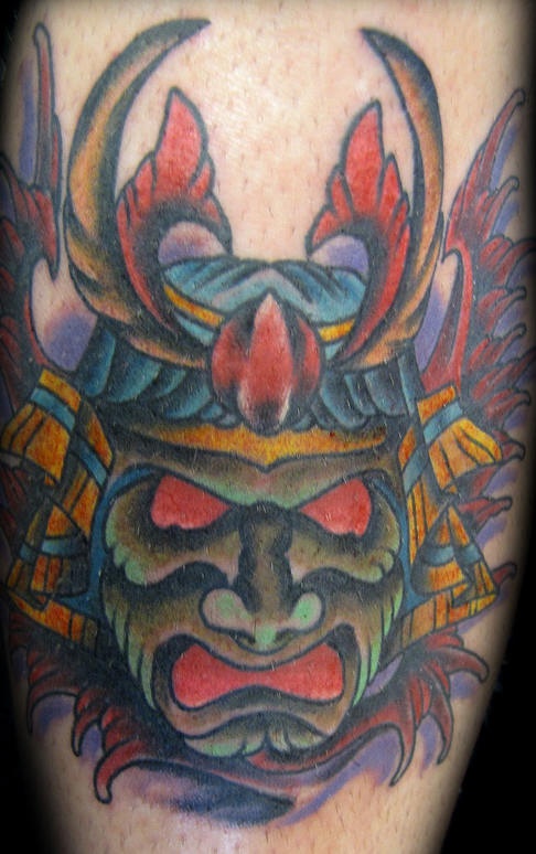 Tatuaje en color la máscara del guerreo estilo japonés
