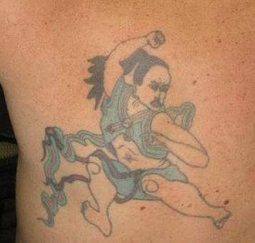 Pequeño tatuaje el guerreo oriental en tinta azul