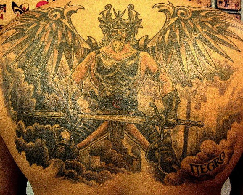 Gran tatuaje guerrero con las alas enormes y con la espada en las manos en negro y blanco