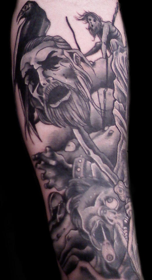 Interesante tatuaje el guerreo moribundo con gran cuervo en la cabeza