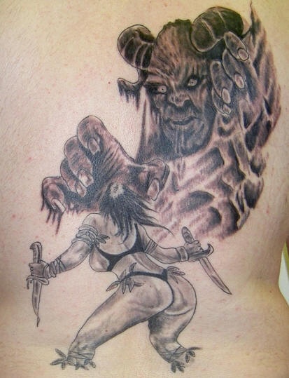Weiblicher Krieger kämpft mit gehörntem Monster auf Tattoo