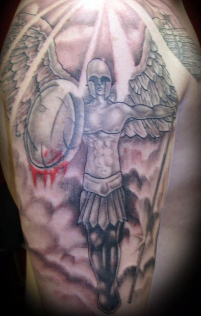 Engel-Krieger mit rundem Schild im Blut Tattoo