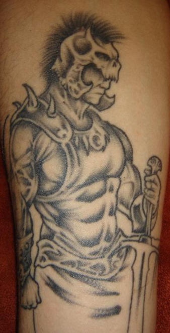 Gran tatuaje guerrero muy serio con el casco del cráneo y con la espada en ka manos