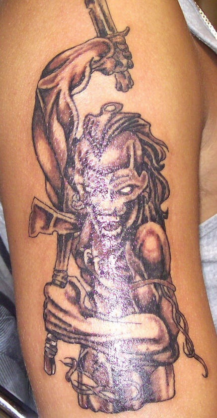 Tatuaje el guerrero salvaje con la hacha pequeña