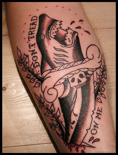 Bein Tattoo mit Hai und Inschrift don´t tread on me
