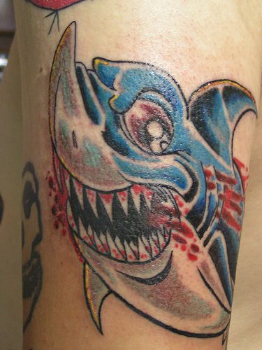 Gran tatuaje el tiburón asesino en color