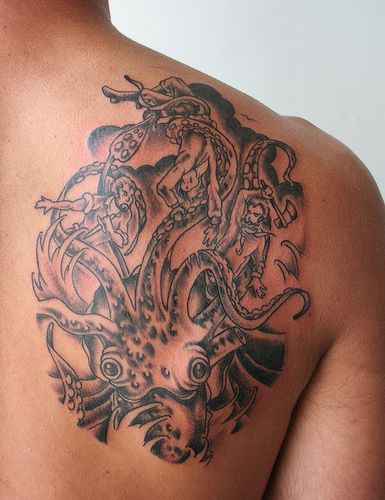 Tattoo, wo Oktopus einigen Leuten attackiert