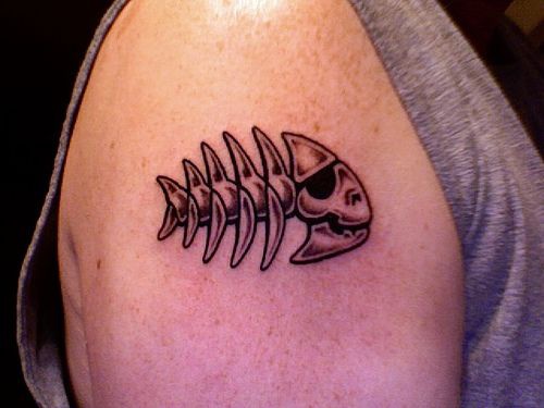 Tatuaje equeleto del pez pirata en el hombro