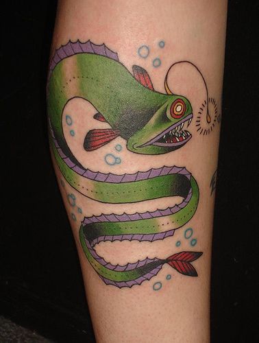 Wasser Tier Tattoo mit langem grünem Fisch