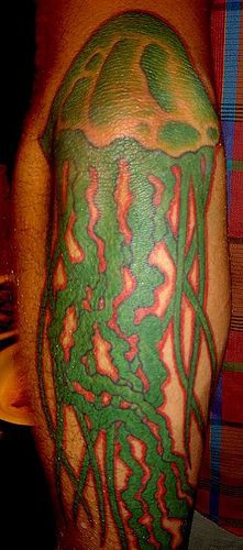 Gran tatuaje en la pierna la medusa en tinta verde