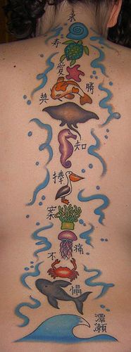 Tattoo mit vielen Wassertieren am ganzen Rücken
