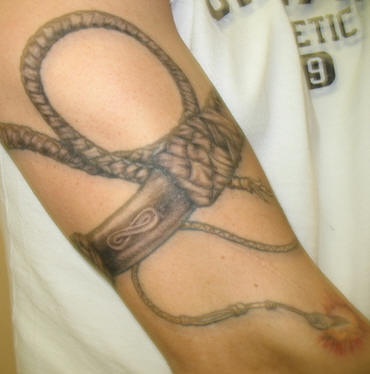 Tatuaggio realistico braccialetto in forma della frusta