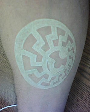 Tatuaje el signo del círculo en tinta blanca en la mano
