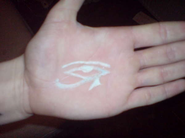 Tatuaje el ojo en tinta  blanca en la mano