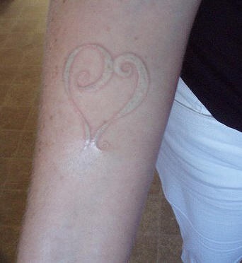 Originale weiße Tinte Herz Tattoo am Handgelenk