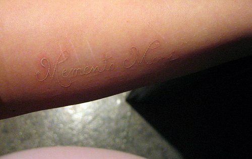 Weiße Tinte Tattoo mit Inschrift