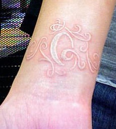 Schöne weiße Tinte Tattoo am Handgelenk