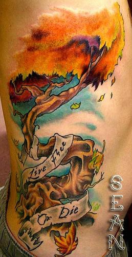 Tatuaje en el costado, árbol con cinta con inscripción