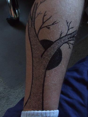 Tatuaje en la pierna, árbol misterioso con la luna negra