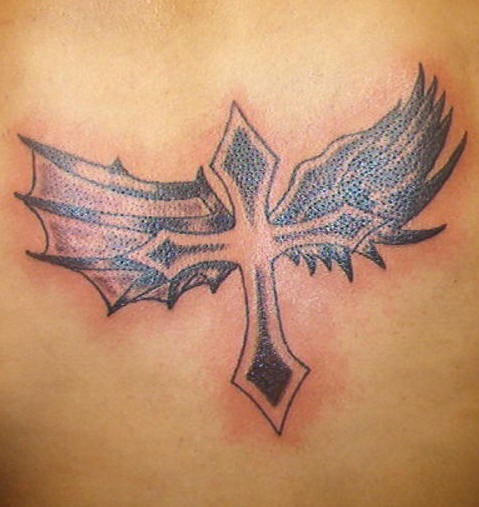 Tattoo von geflügeltem Kreuz mit Fledermausflügel und Engelsflügel
