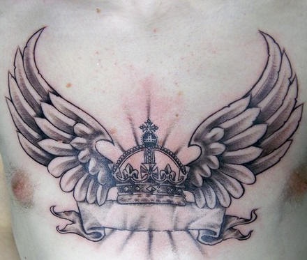 tatuaje inacabado de corona con alas