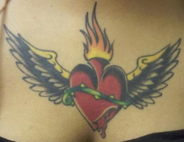Tatuaje las alas con el corazón sagrado en rojo