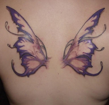Tatuaje las alas moradas de la mariposa en la espalda