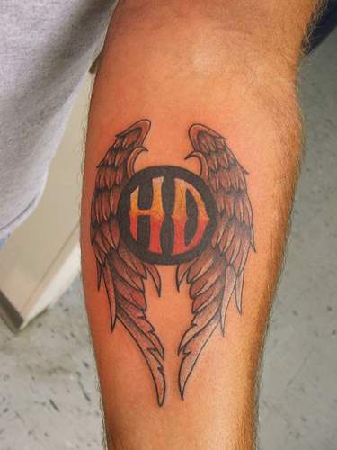 Tatuaje las alas con la sigla en el centro