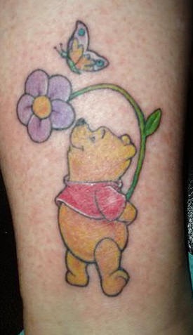 tatuaje de Winnie de pooh con flores y mariposa