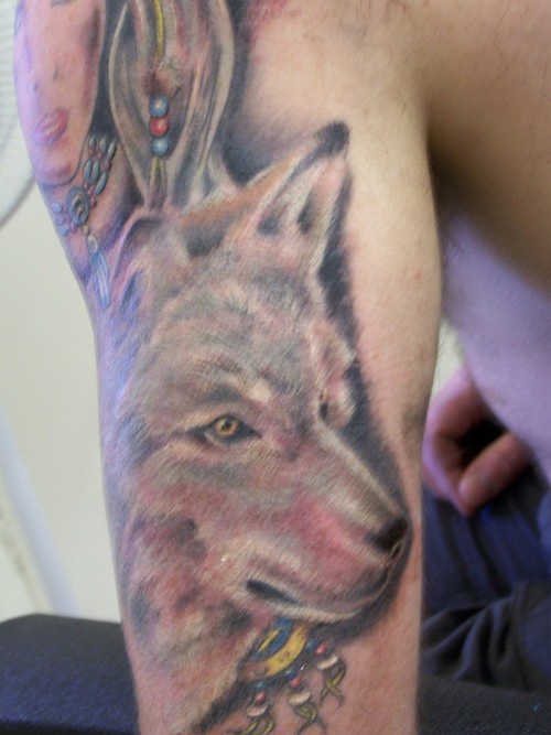 Tatouage sur le bras d&quotun loup sérieux