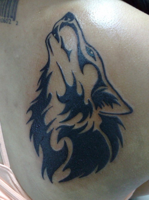 Heulender Wolf Tribal Tattoo