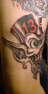 Loup de dessin animé étrange avec le tatouage de numéro 13 sur le chapeau