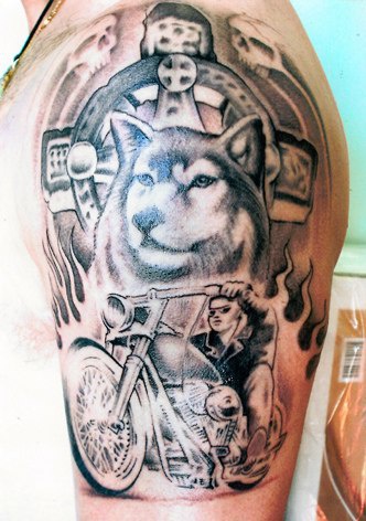 Cooles Wolf Tattoo mit Motorrad und Feuer