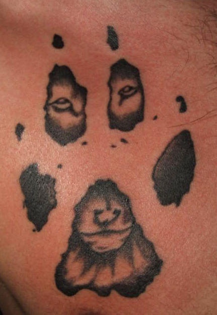 Pfotenabdrücke des Wolfs Tattoo mit Augen und Mund