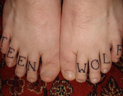 Loup adolescent le tatouage  inscription sur les doigts de la jambe