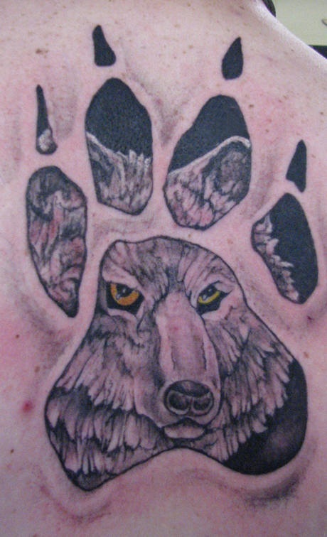 Tatuaggio colorato sulla spalla la traccia del lupo & la faccia del lupo