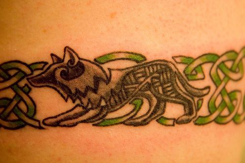 Tatuaggio classico il disegno verde & il lupo stilizzato