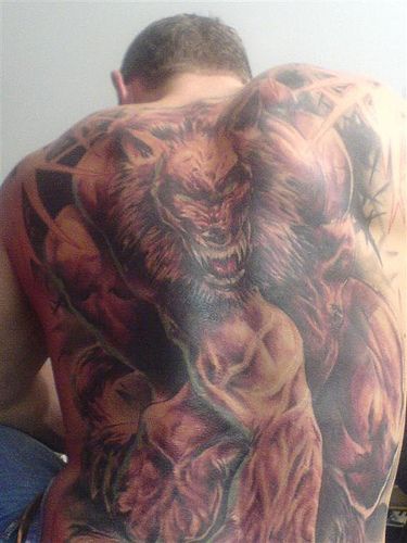 Tattoo mit starkem bösem Wolf am ganzen Rücken