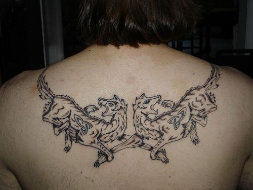 Interessantes Rücken Tattoo mit zwei Wölfe und Schilden